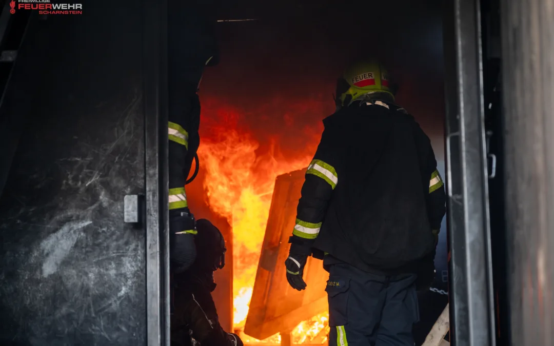 Feuerwehr Scharnstein organisiert bezirksweite Realbrandausbildung